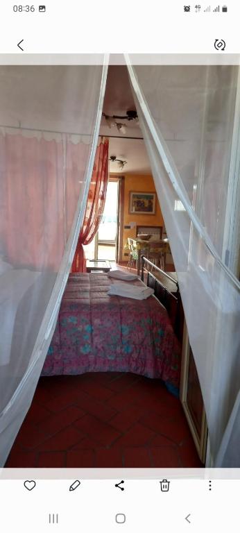 A bed or beds in a room at A Santy's House 1piano-no lift-shuttle a pagamento-raggiungibile a piedi aeroporto-fermata bus fiera di roma a 3 minuti-air condiz ed extra bed FOR A FEE A PAGAMENTO