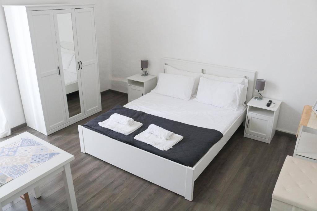 Postel nebo postele na pokoji v ubytování ROOMS 69- Appartaments Francesca e Comasia