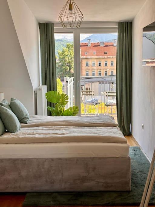 Posteľ alebo postele v izbe v ubytovaní Helle Dachgeschosswohnung im Zentrum