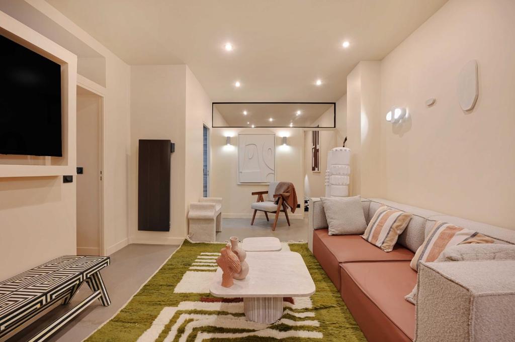 un salon avec un canapé et une table dans l'établissement Exceptional apartment - 4BR-8P- Le Marais, à Paris