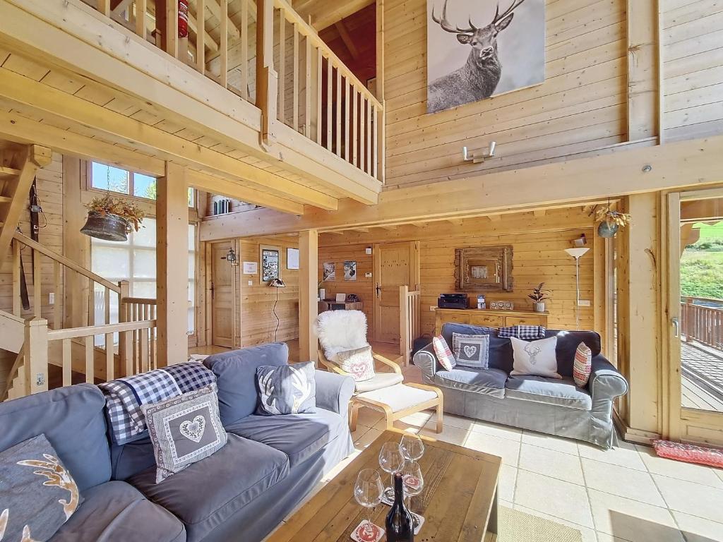 - un salon avec des canapés dans une cabine dans l'établissement Chalet 4 Saisons - 10pers - proche piste, aux Gets