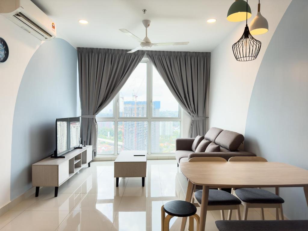 un soggiorno con un divano e un tavolo di 2B2B Cozy - 5 min to PWTC - Sentul KL a Kuala Lumpur