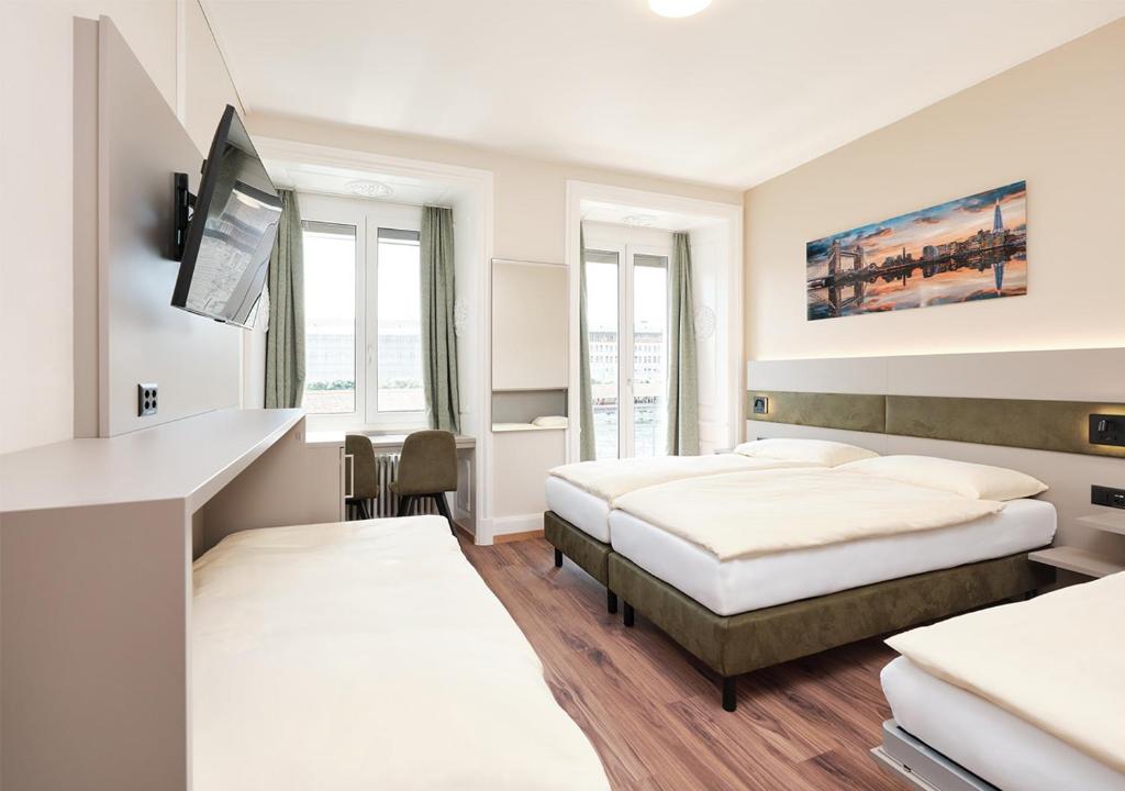 Voodi või voodid majutusasutuse Hotel Pickwick and Pub "the room with a view" toas