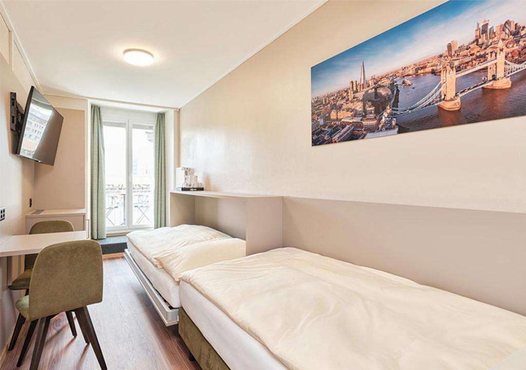 Voodi või voodid majutusasutuse Hotel Pickwick and Pub "the room with a view" toas