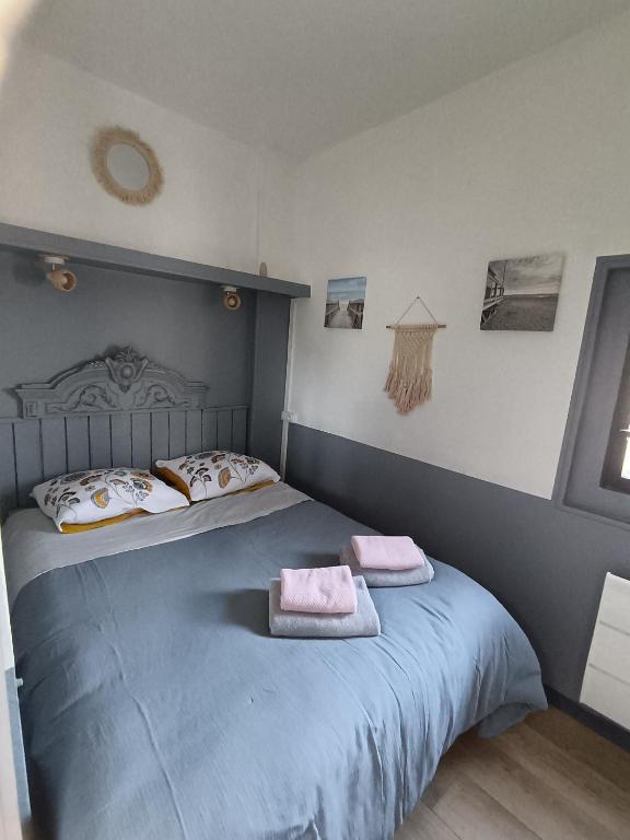 ein Schlafzimmer mit einem Bett mit zwei Handtüchern darauf in der Unterkunft Logement pour 2 personnes proche Bordeaux in Le Haillan