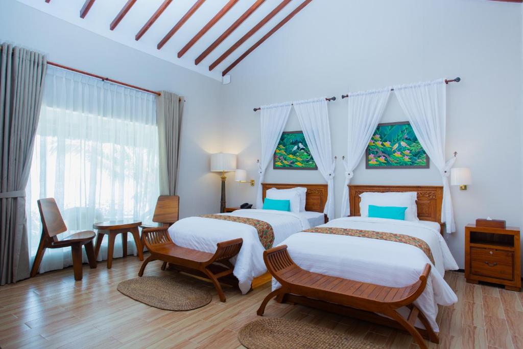 Postel nebo postele na pokoji v ubytování Bintan Exotica Resort By Waringin Hospitality