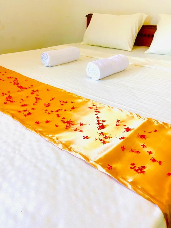 Marina Way Beach Hotel Surf & Tour客房内的一张或多张床位