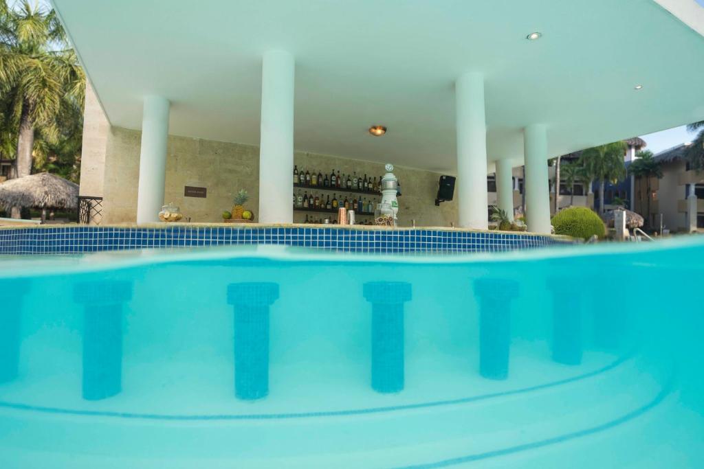 Бассейн в Iberostar Waves Costa Dorada или поблизости