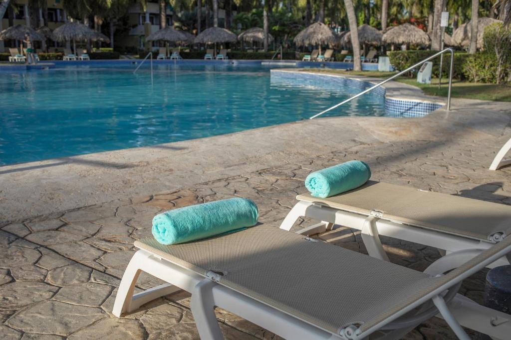 Бассейн в Iberostar Waves Costa Dorada или поблизости