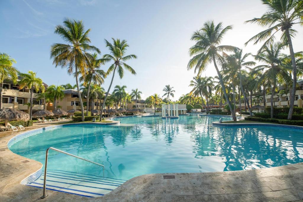 Бассейн в Iberostar Waves Costa Dorada или поблизости