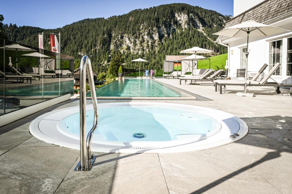 Nespecifikovaný výhled na hory nebo výhled na hory při pohledu z hotelu