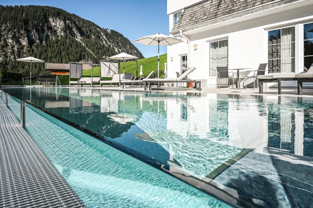 Bazén v ubytování Berghotel Almrausch nebo v jeho okolí