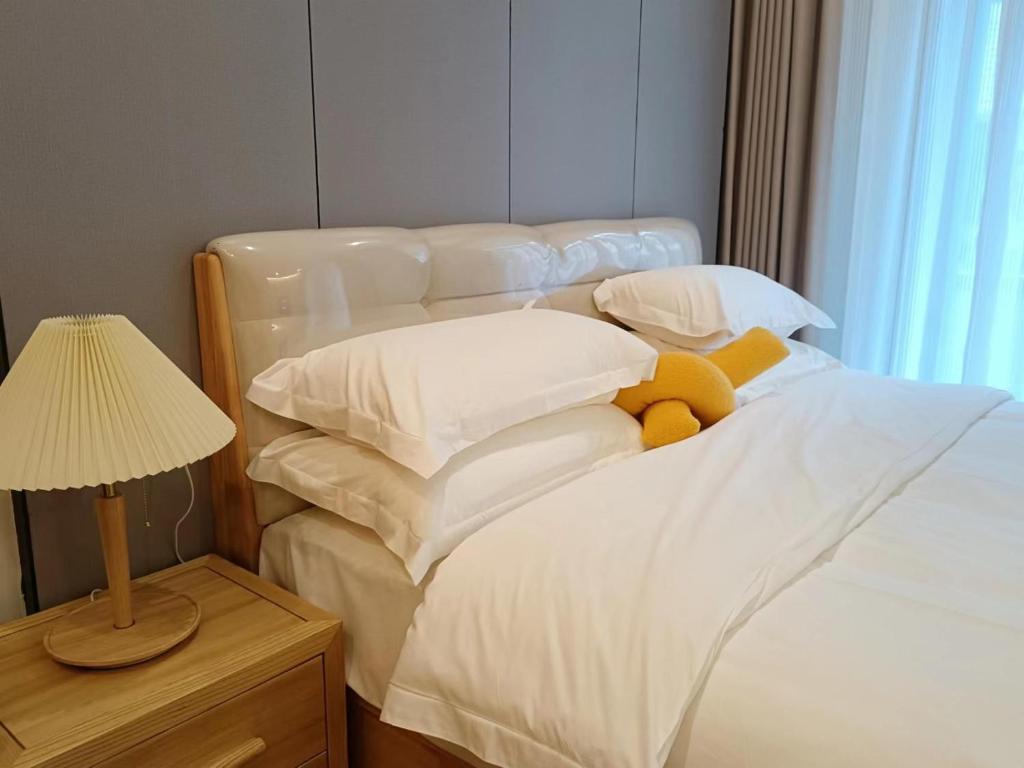 Postel nebo postele na pokoji v ubytování 朱家角榆宿酒店 La Joie Resort