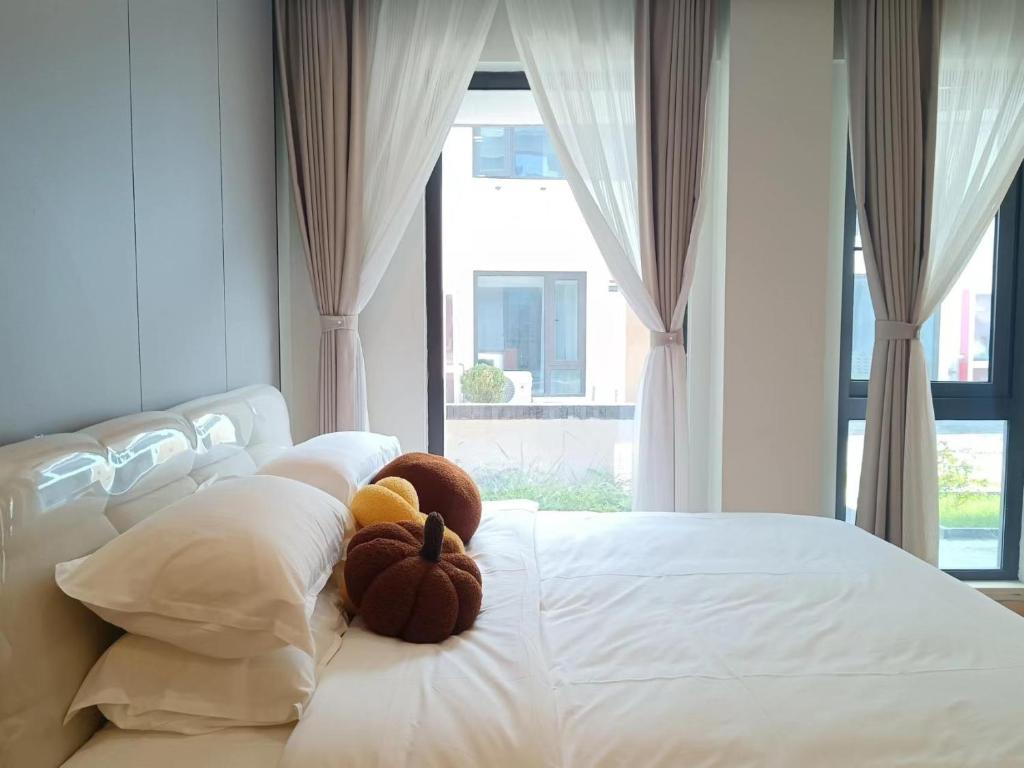 Postel nebo postele na pokoji v ubytování 朱家角榆宿酒店 La Joie Resort