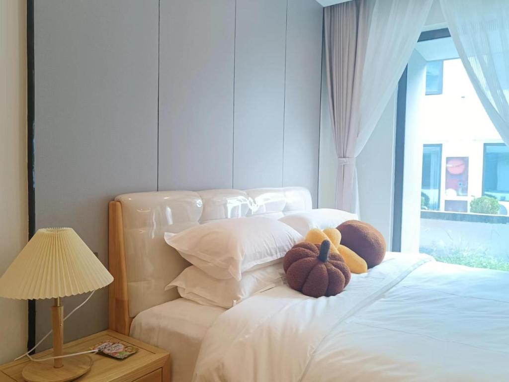 Postel nebo postele na pokoji v ubytování 朱家角榆宿酒店 La Joie Resort
