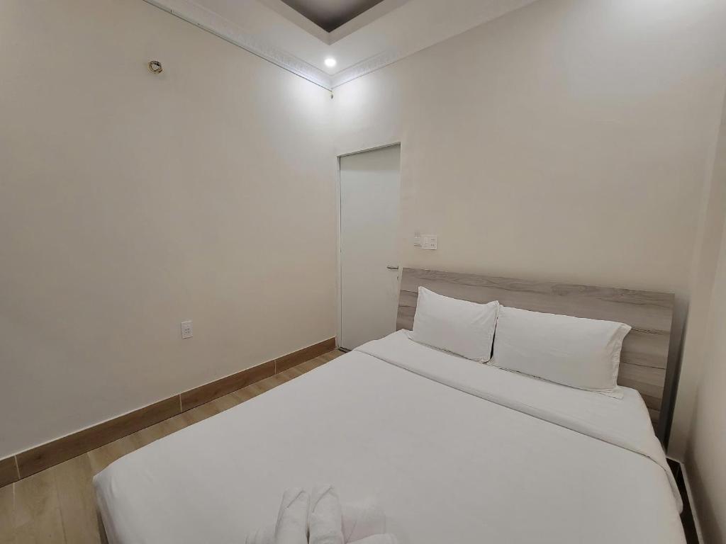 Postel nebo postele na pokoji v ubytování Savio Hotel Trieu Viet Vuong