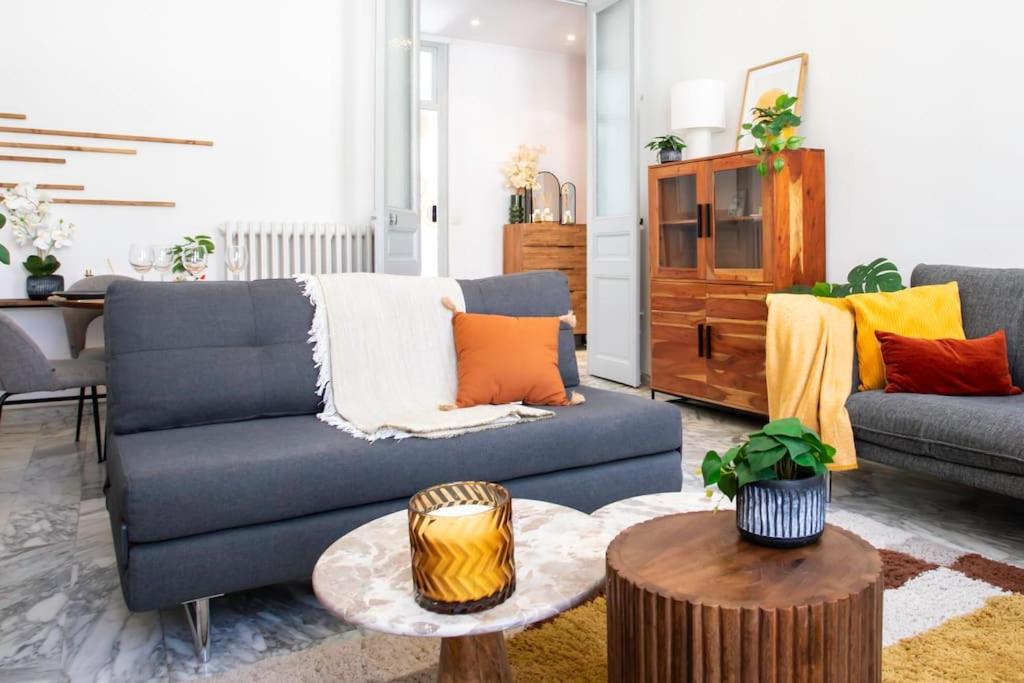 un salon avec un canapé bleu et une table dans l'établissement #57 Suite Notre Dame Central balcony & AC, à Nice