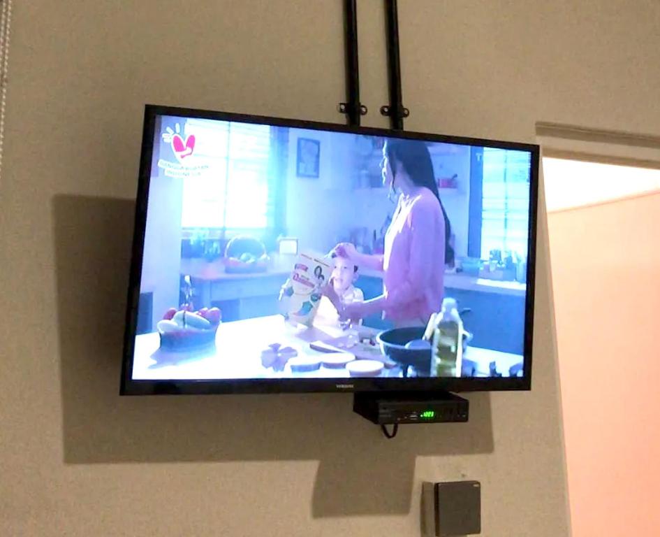 TV a/nebo společenská místnost v ubytování Anders Permata Millenium