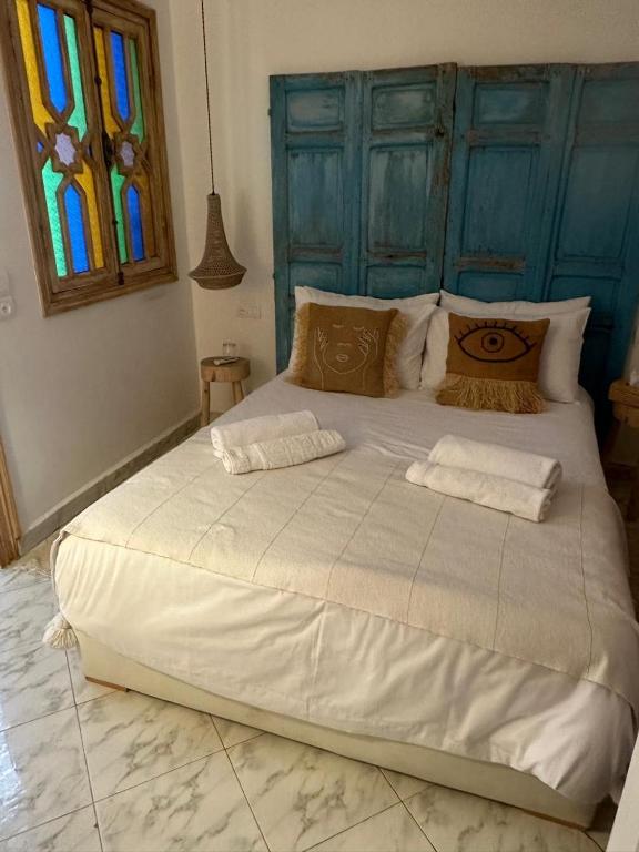 Postel nebo postele na pokoji v ubytování RIAD RIME QOUSSAI