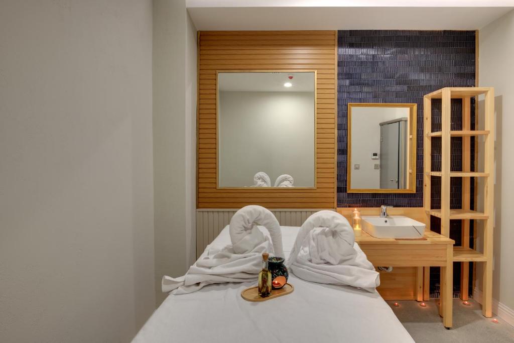 Postel nebo postele na pokoji v ubytování Dedeman Güre Nurhayat Thermal Resort&SPA