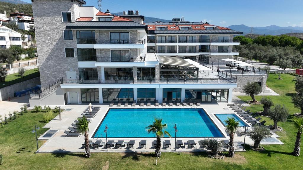 Bazén v ubytování Dedeman Güre Nurhayat Thermal Resort&SPA nebo v jeho okolí
