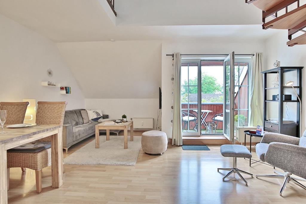 ein Wohnzimmer mit Sofa und Tisch in der Unterkunft Seepark Seepark Appartement 36 in Scharbeutz