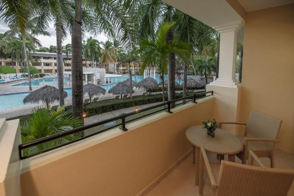 Бассейн в Iberostar Waves Costa Dorada или поблизости