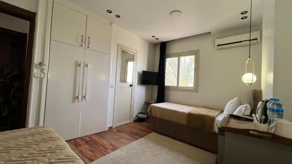 Postel nebo postele na pokoji v ubytování White Pyramids inn