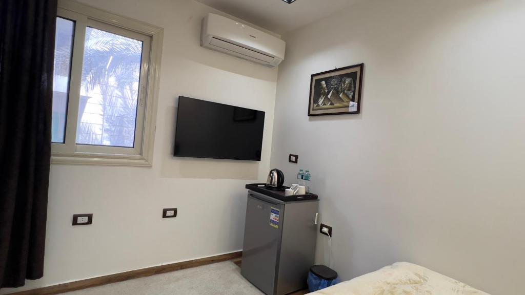 TV a/nebo společenská místnost v ubytování White Pyramids inn