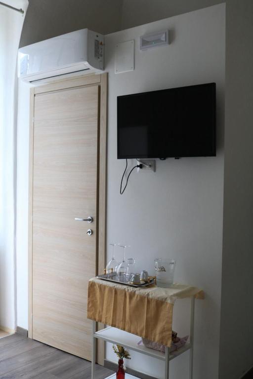 TV a/nebo společenská místnost v ubytování ROOMS 69- Appartaments Francesca e Comasia