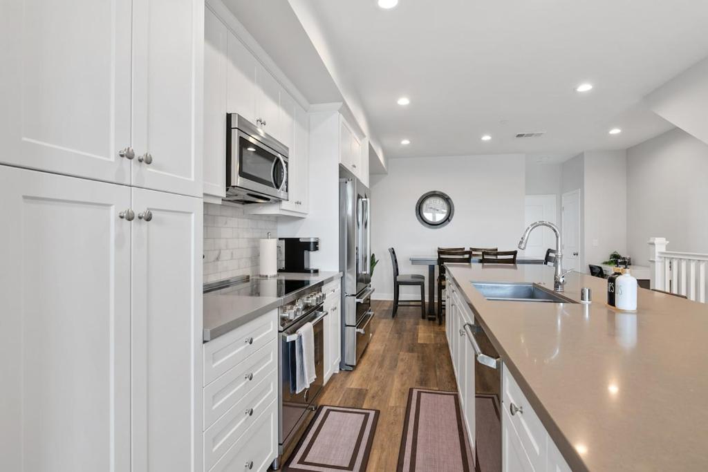 Η κουζίνα ή μικρή κουζίνα στο O'side Oasis 4-Bed, 4-Bath Home