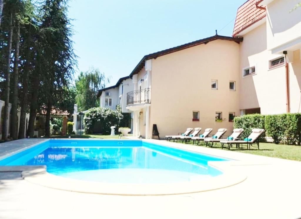 Bazén v ubytování Red Clay Apartments City Club nebo v jeho okolí