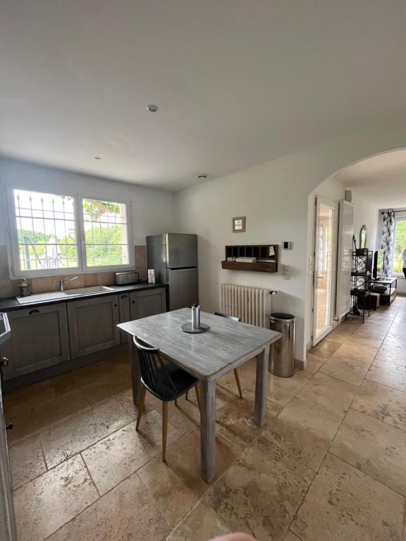 - une cuisine avec une table en bois dans une chambre dans l'établissement Mas des Lubières, à Saint-Rémy-de-Provence
