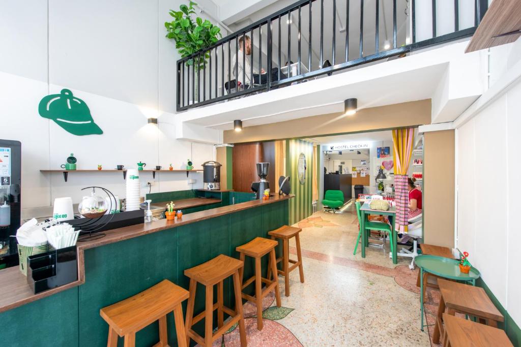 Restaurace v ubytování PICCOLO SUKHUMVIT HOSTEL- Self check-in after 6 pm