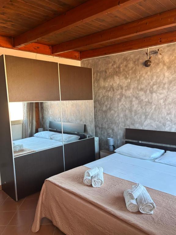 sypialnia z dwoma łóżkami i ręcznikami na nich w obiekcie City Loft w mieście Marsala
