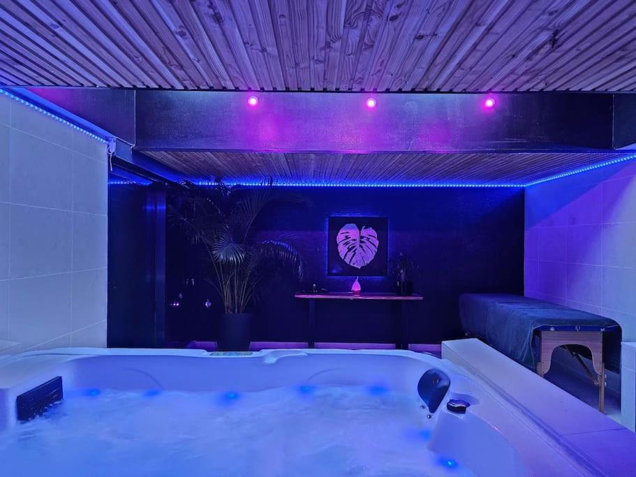 ภาพในคลังภาพของ Appart design Jacuzzi Sauna, Salle de sports ในEmmerin