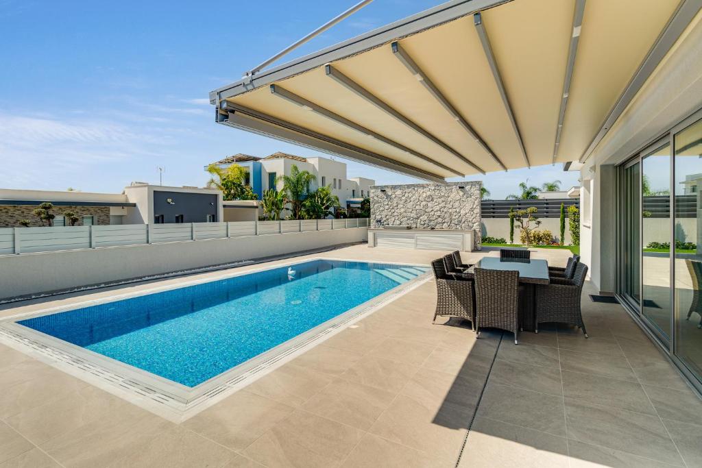 Bazén v ubytování Villa Eleni by Ezoria Villas nebo v jeho okolí