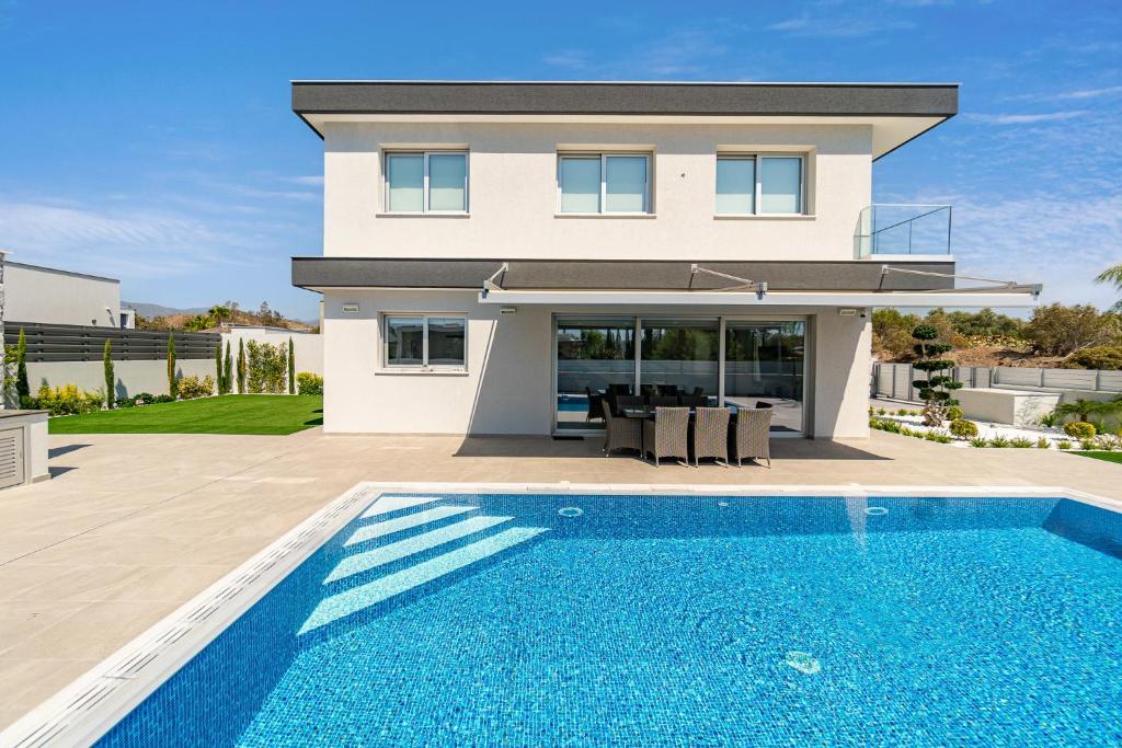Bazén v ubytování Villa Eleni by Ezoria Villas nebo v jeho okolí