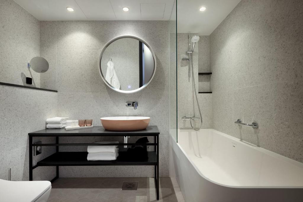 Koupelna v ubytování Nordic Hotel Forum