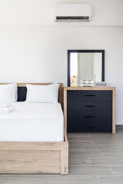 Postel nebo postele na pokoji v ubytování Villa Eleni by Ezoria Villas