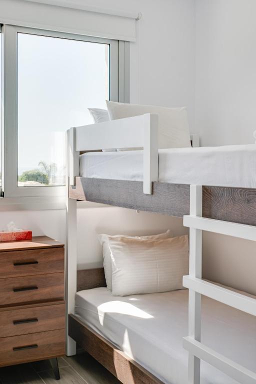 Postel nebo postele na pokoji v ubytování Villa Eleni by Ezoria Villas