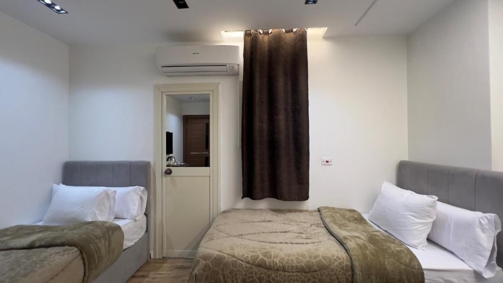 Postel nebo postele na pokoji v ubytování White Pyramids inn
