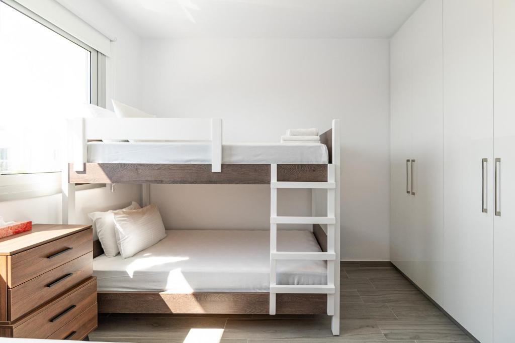 Postel nebo postele na pokoji v ubytování Villa Eleni by Ezoria Villas