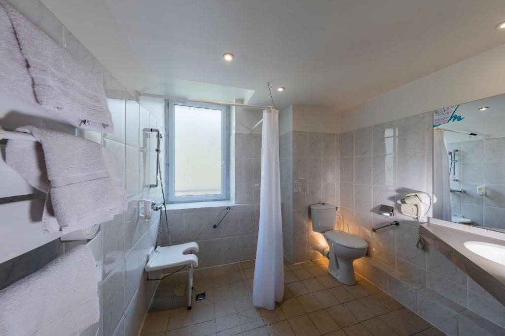 Koupelna v ubytování Noemys Neris Montlucon - hotel restaurant