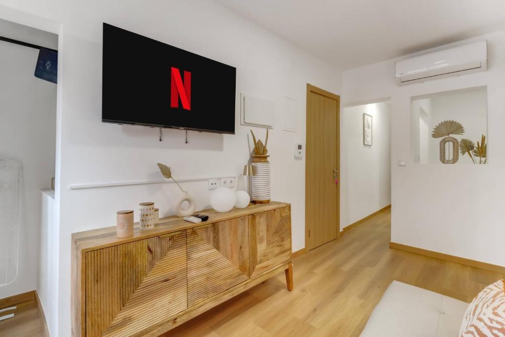 2BR renovated heart of Santos w/ AC | By Airnest