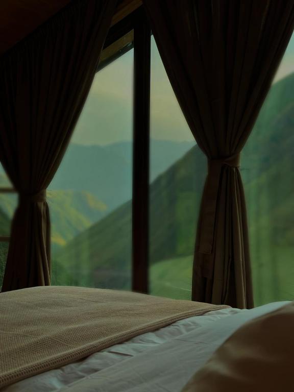 Nespecifikovaný výhled na hory nebo výhled na hory při pohledu z hotelu