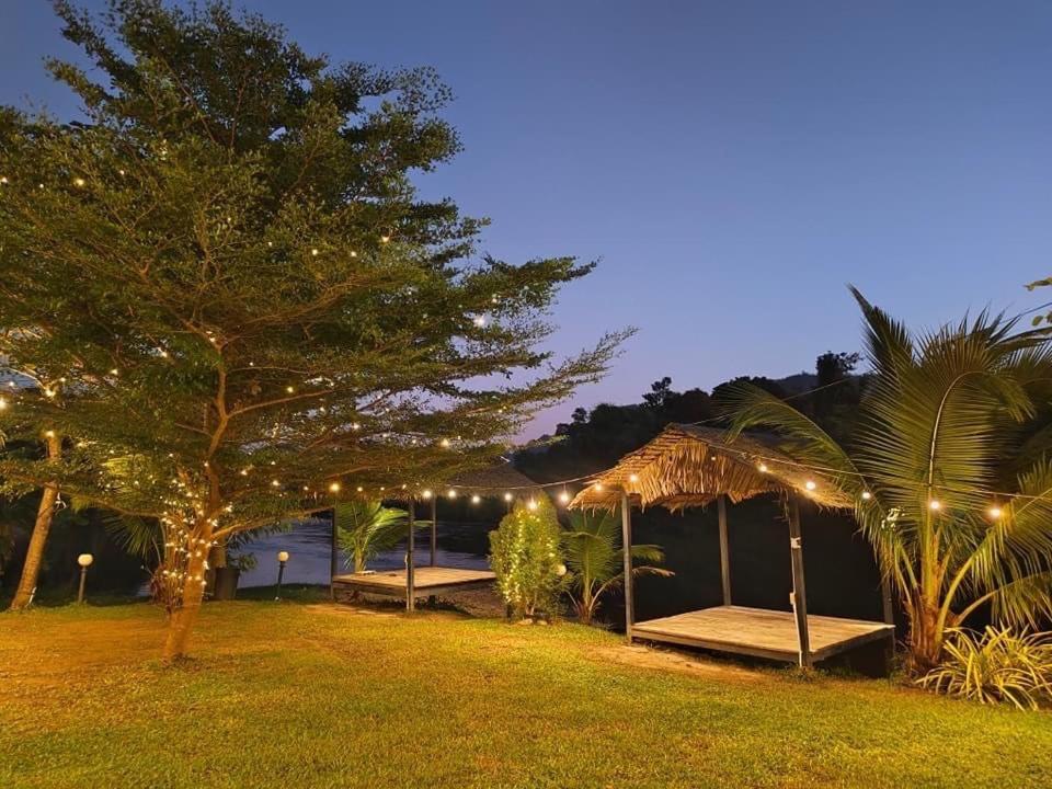ein Resort mit einem Baum und einem Zelt mit Lichtern in der Unterkunft Lak view บ้านพักริมน้ำกาญจนบุรี in Ban Tha Pong (1)