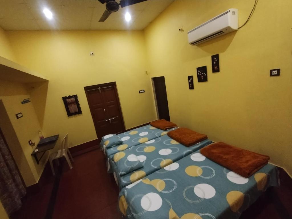 Postel nebo postele na pokoji v ubytování Bequest Stays In Puri