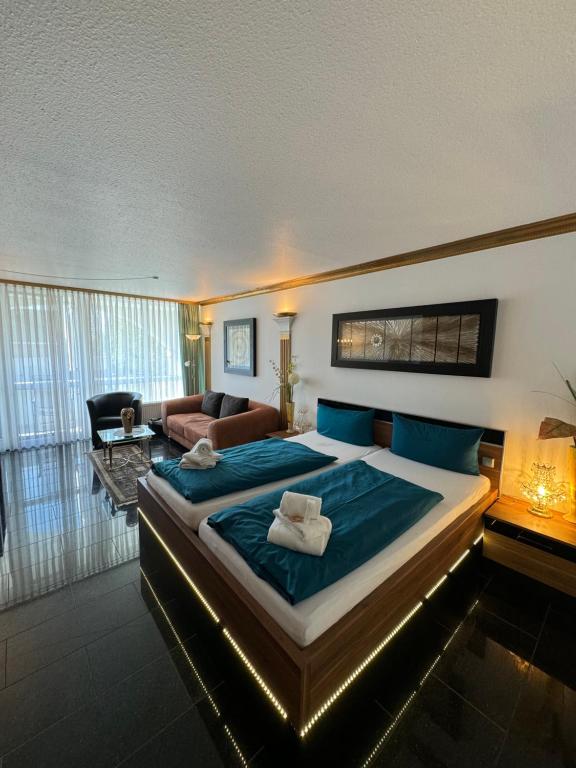 Postel nebo postele na pokoji v ubytování Schloss Kirchham Appartement - & Wellnessanlage