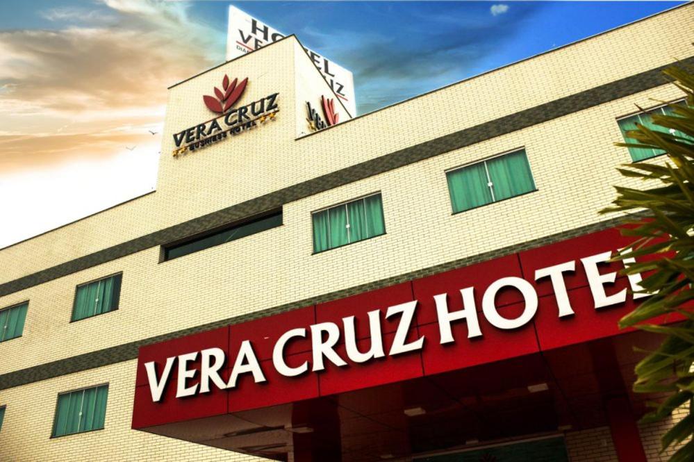 um edifício com uma placa de Hotel Vera Cruz em Vera Cruz Business Hotel em Açailândia